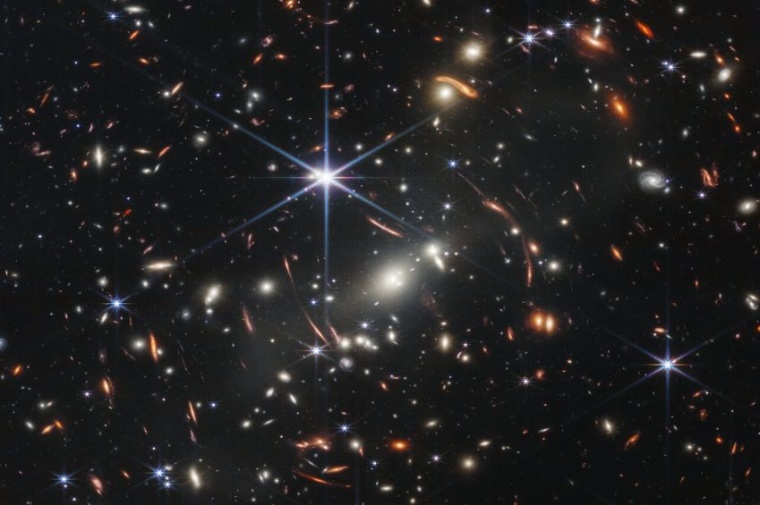 Die erste Deep-Field-Aufnahme des James-Webb-Weltraumtelekops zeigt den...