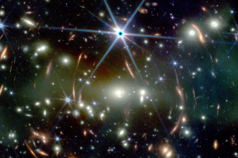 Abb.: Das erste Bild des James-Webb-Space-Teleskops vom Galaxien­haufen SMACS...