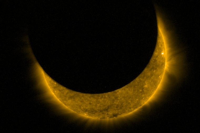 Abb.: Blick auf eine partielle Sonnenfinsternis vom Satelliten Proba-2 aus....