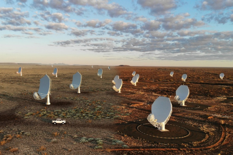 Abb.: Bildmontage des zukünftigen SKA-Mid-Teleskops mit den bereits vor Ort...