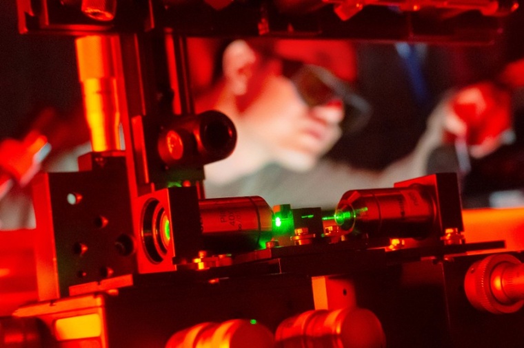 Abb.: Quyet Ngo untersucht optische Fasern, die durch zweidimensionale...