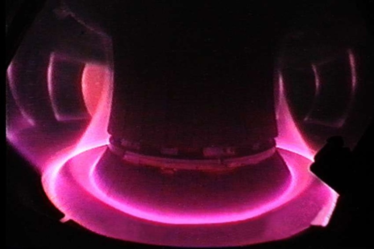 Abb.: Blick in das Reaktor­innere von ASDEX Upgrade während einer...