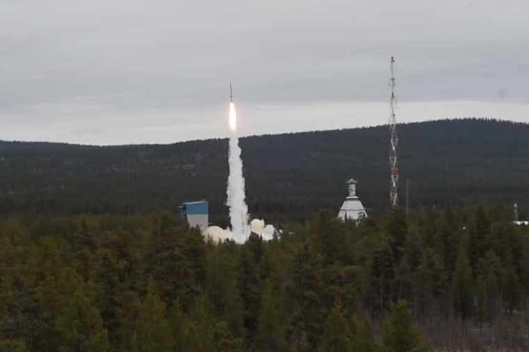 Abb.: Die 1,6 Tonnen schwere Rakete hob vom Startplatz Esrange in Nordschweden...