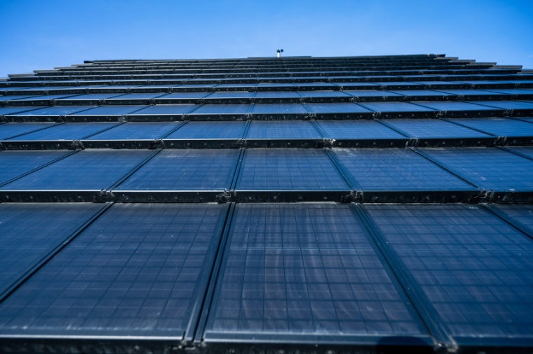 Abb.: Strom und Wärme liefern diese optimierten Solardachpfannen. (Bild: C....