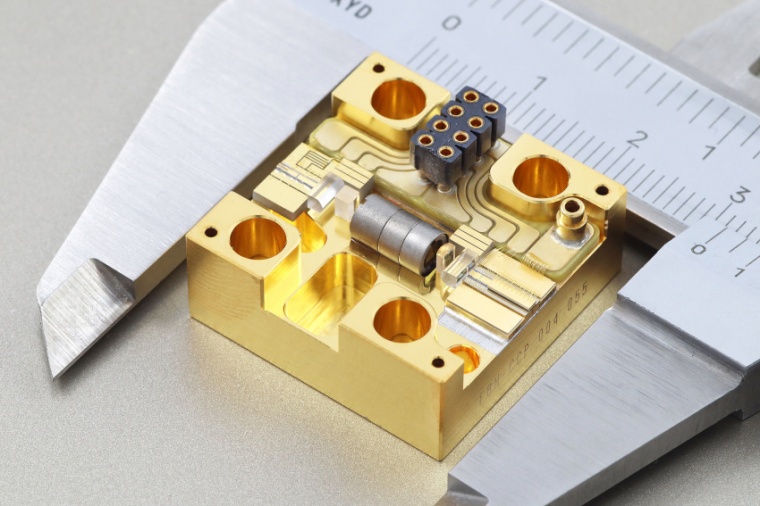 Abb.: Miniaturisiertes und robustes Pump-Lasermodul mit hoher spektraler...