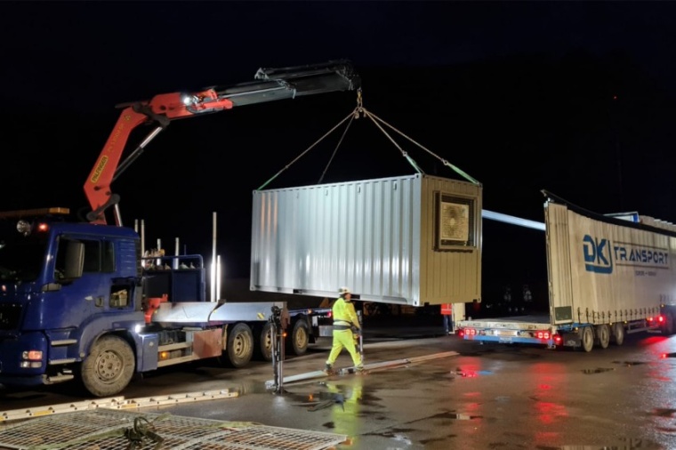 Abb.: Der Container mit dem neuen Gerät trifft auf der Insel Andoya in...