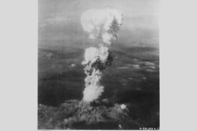 Abb.: Atompilz über Hiroshima am 6. August 1945 nach dem Abwurf der Uranbombe...