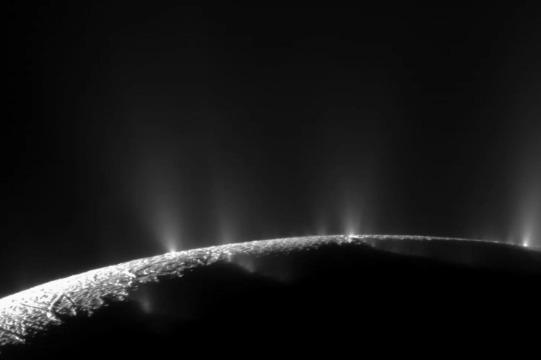 Abb.: Eis-Fontänen an der Oberfläche des Enceladus (Bild: NASA / JPL / Space...