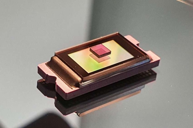 Abb.: Diamant-Kristall mit NV-Spins auf einem photonischen Mikrochip. (Bild:...