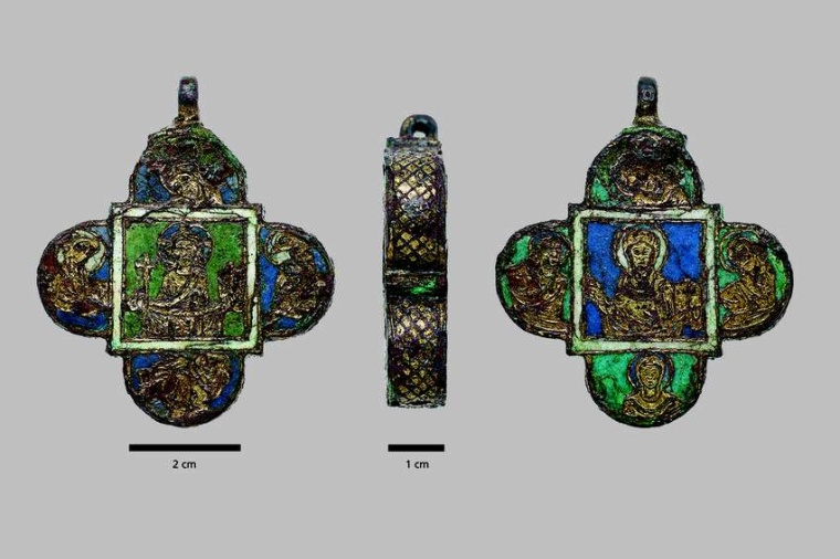 Abb.: Das restaurierte Reliquiar. Außen ist es mit Bildern von Jesus und Maria...