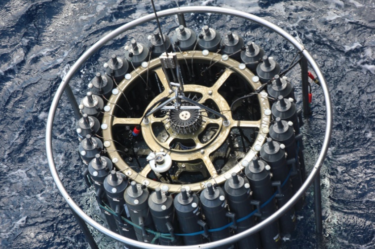 Abb.: Der Kranzwasserschöpfer wird für Probennahmen zum besseren...
