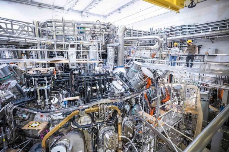 Abb.: Experimenthalle mit Wendelstein 7-X in Greifswald. Die...