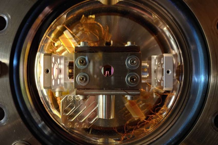 Abb.: Die Vakuumkammer mit dem Versuchsaufbau. Der Resonator besteht aus...