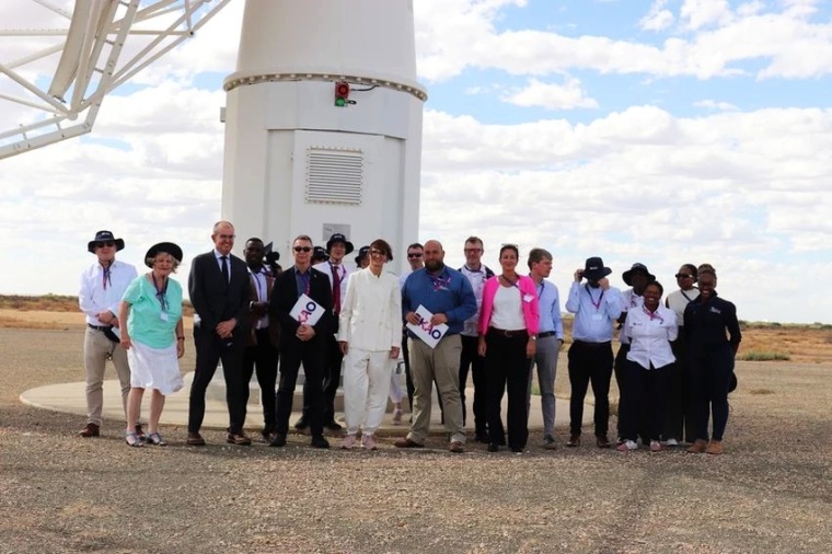 Beim Gruppenbild vor dem SKA-Max-Planck-Demonstrationsantenne in der...
