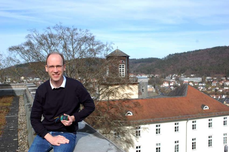 Abb.: Auf dem Dach des Fach­bereichs Physik der Uni Marburg will Jan Christoph...