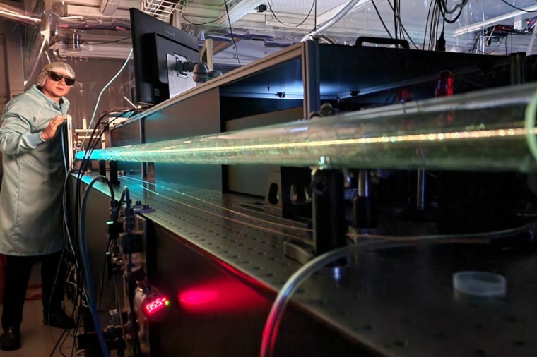 Abb.: Laserphysiker Dmitry Zimin an einem Laseraufbau für...